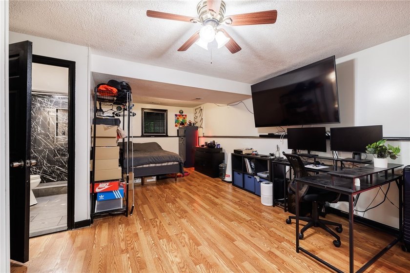 Welcome to this beautifully updated 6-bedroom, 4-full-bath home - photo 8