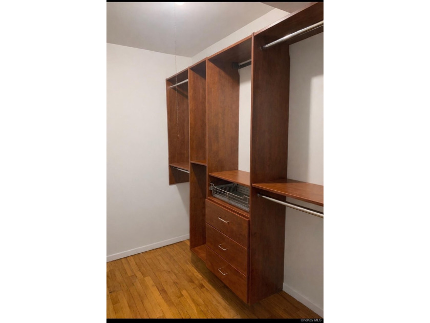 Bright and spacious 1 bedroom co-op in sought after Woodlawn - photo 6