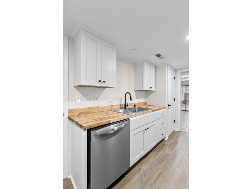 Welcome to 6 Brighton Circle, a beautifully renovated end-unit - photo 15