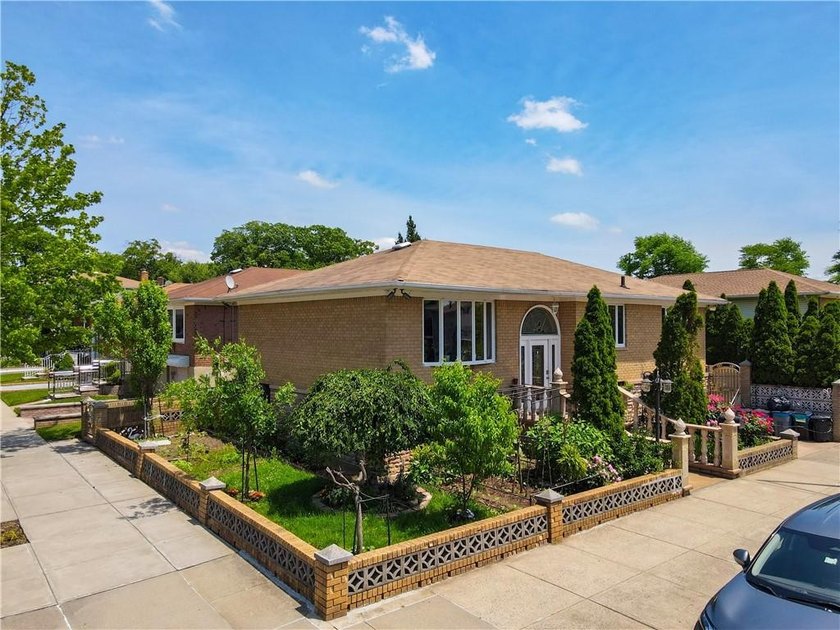 This breathtaking High Ranch corner home with a wraparound - photo 4