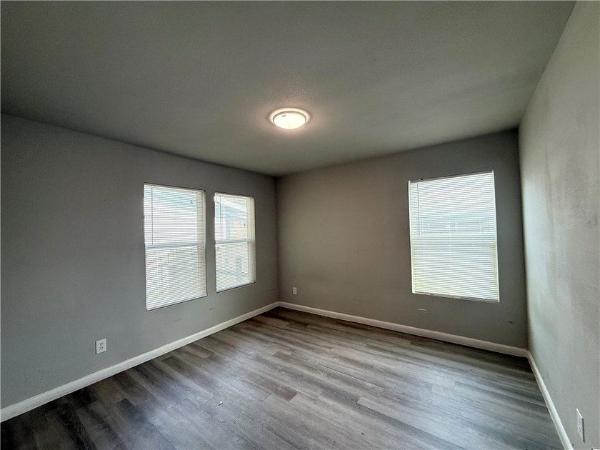 Move-in ready and offering flexible financing options! This - photo 14