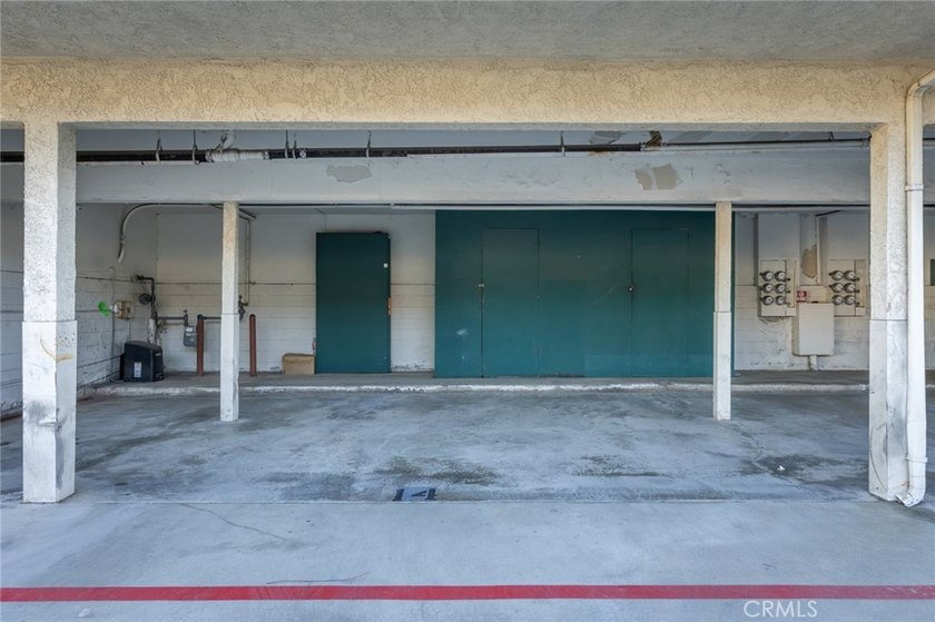 Welcome home to this rare and beautifully remodeled 2-bedroom - photo 35