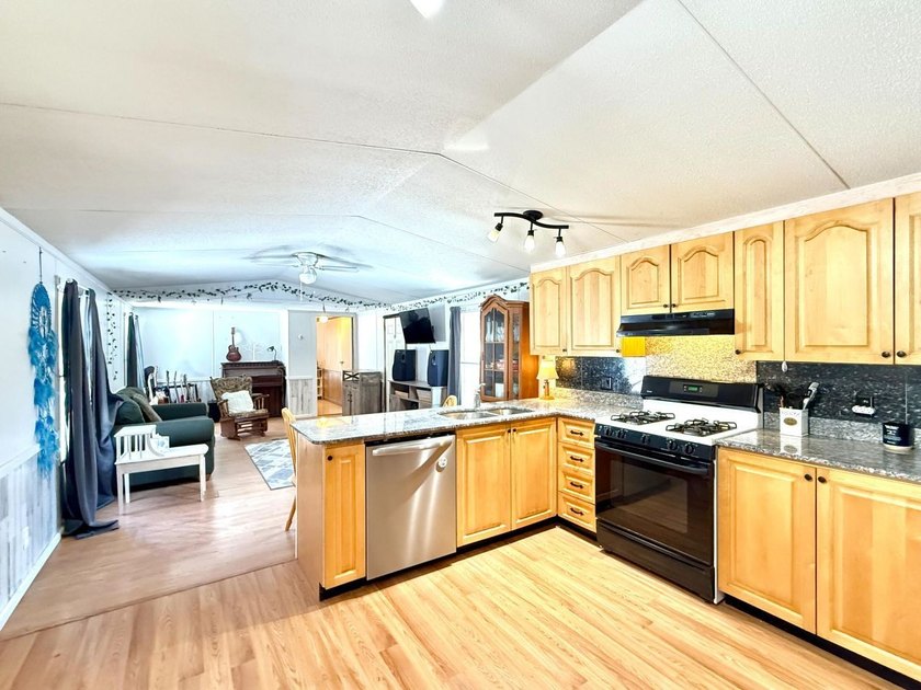 1992 Mobile Home - 2 bedroom, 2 full bathroom offering a bright - photo 3