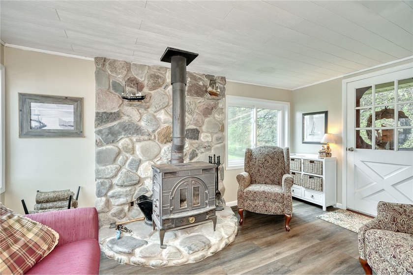 Tucked into the hillside, this awesome lakefront home offers so - photo 7