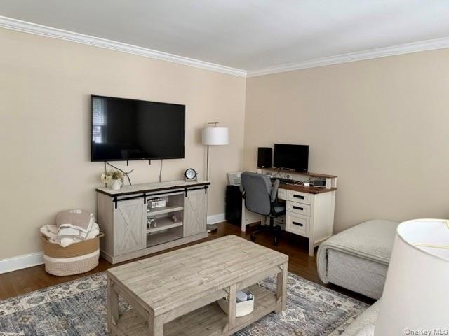 Beautiful County Club Gardens Lower Level Unit Awaits You! This - photo 4