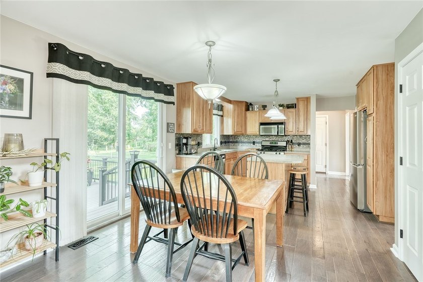 CURB APPEAL! A GREAT FRONT PORCH! A BACKYARD YOU'LL NEVER WANT - photo 10