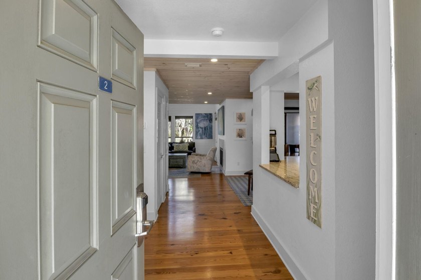 Fully renovated and rental ready 3BR 2.5BA lakefront condo in - photo 7