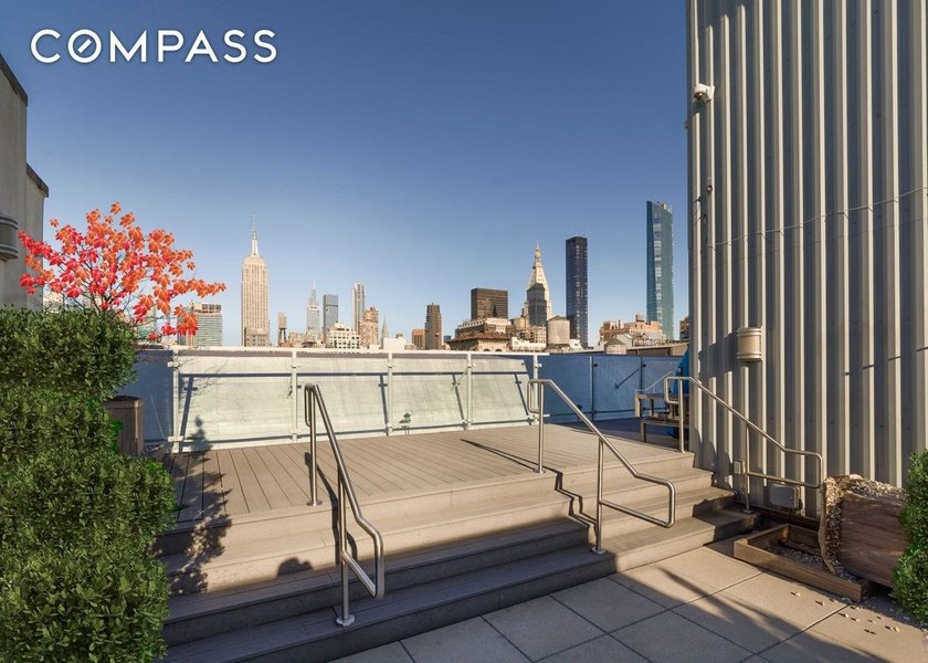 This exquisite triple-mint residence enjoys a semi-private - photo 16