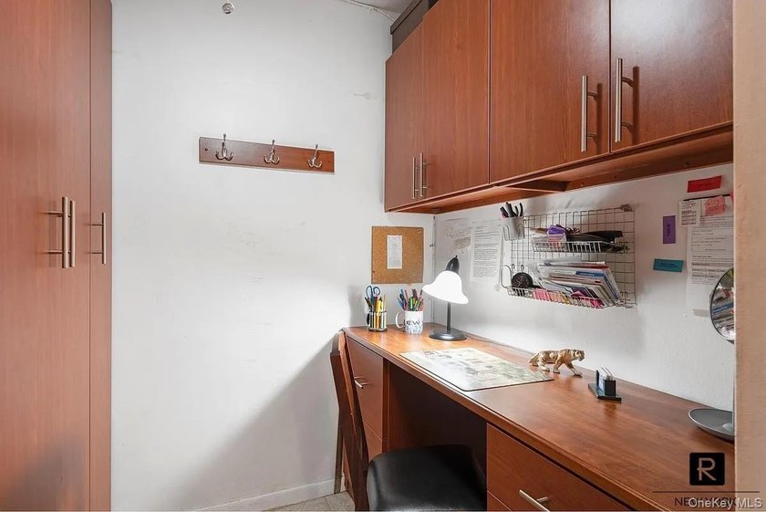 Junior one bed room apartment 6E in great condition on quiet - photo 4