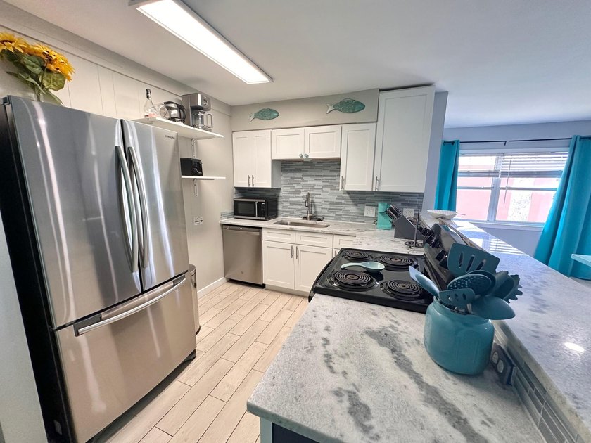 Rare Find 2 Bedrooms 2 Bathrooms (full size) + Laundry Room - photo 5