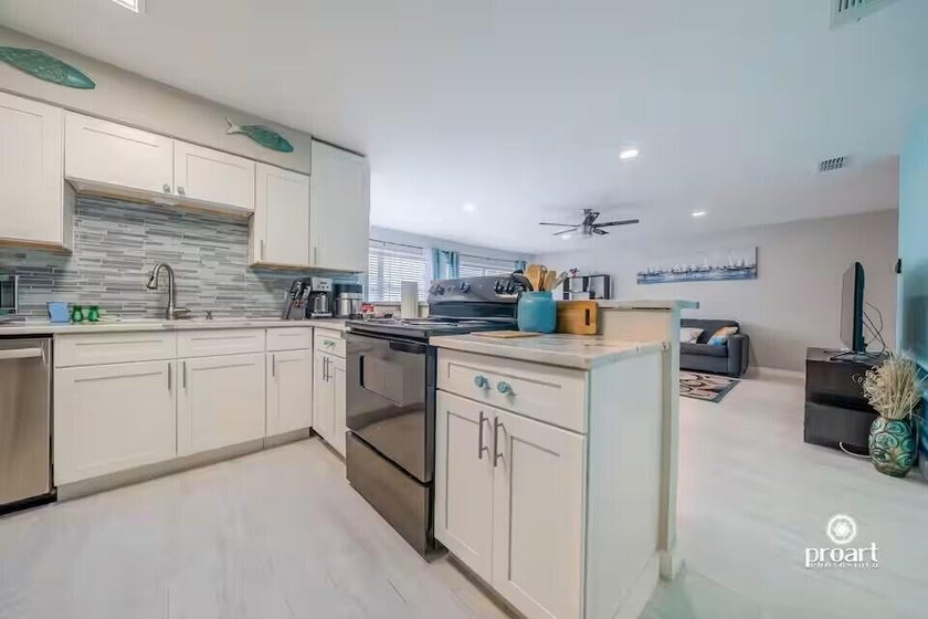 Rare Find 2 Bedrooms 2 Bathrooms (full size) + Laundry Room - photo 8