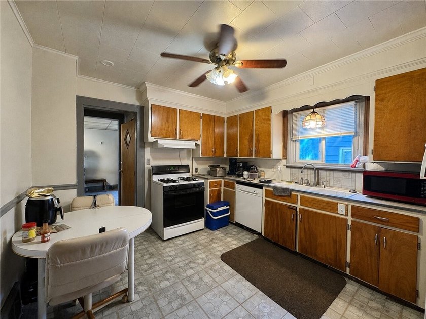 Calling all investors and owner-occupants! Don't miss this - photo 10