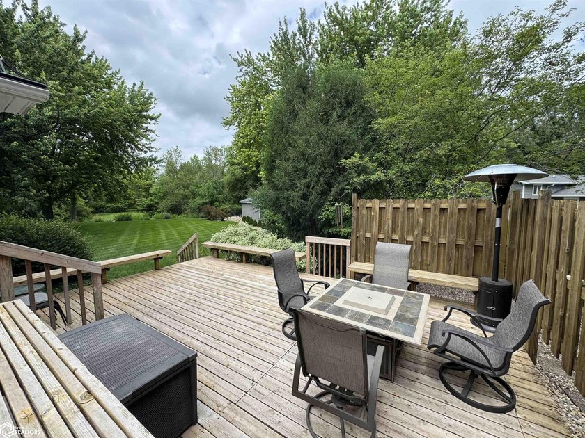 This one has it ALL! Enjoy quiet cul-de-sac living with room for - photo 16