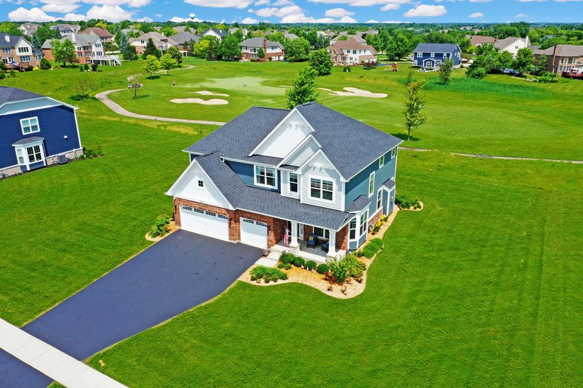 This beautifully maintained residence located on a picturesque - photo 2