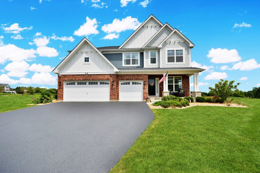 This beautifully maintained residence located on a picturesque - photo 4