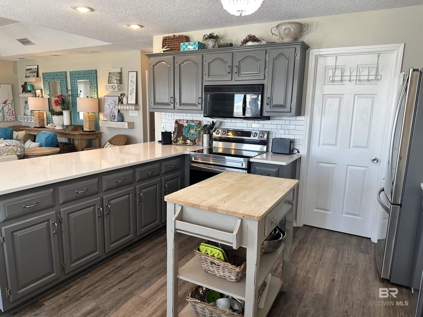 Welcome to Pelican's Rest, a beautifully updated 3rd-tier beach - photo 4