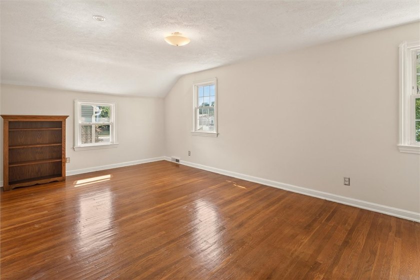 Welcome to 464 Harwick Road in Irondequoit NY! This charming - photo 32