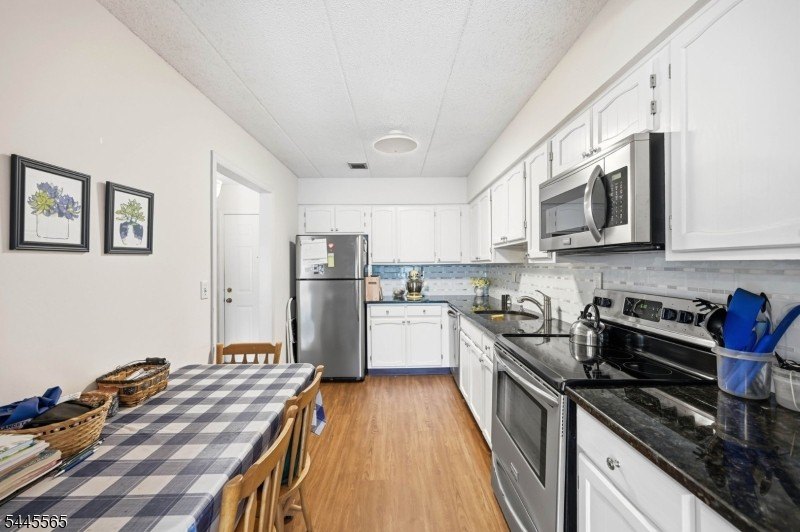 This bright, spacious, 3rd floor 2BR, 1.5 Bath condo in the - photo 11