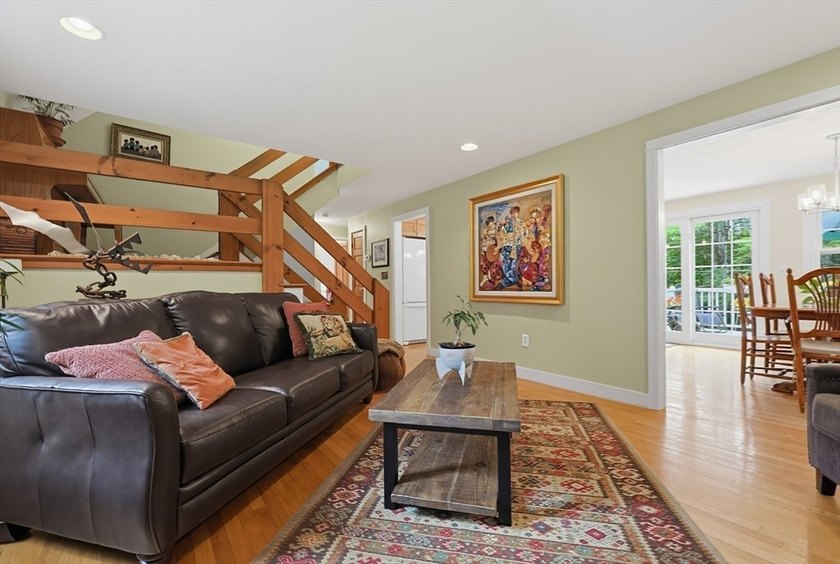 Sun-drenched 4-bed, 2.5 bath, 3-story Raised Cape in a private - photo 15