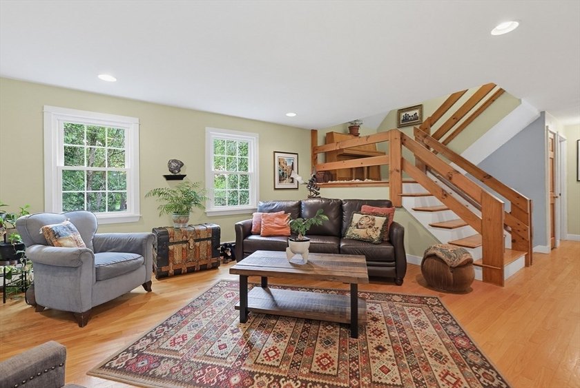 Sun-drenched 4-bed, 2.5 bath, 3-story Raised Cape in a private - photo 16