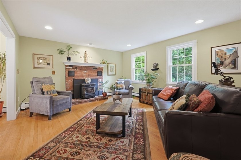 Sun-drenched 4-bed, 2.5 bath, 3-story Raised Cape in a private - photo 17