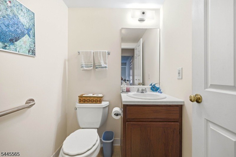 This bright, spacious, 3rd floor 2BR, 1.5 Bath condo in the - photo 18