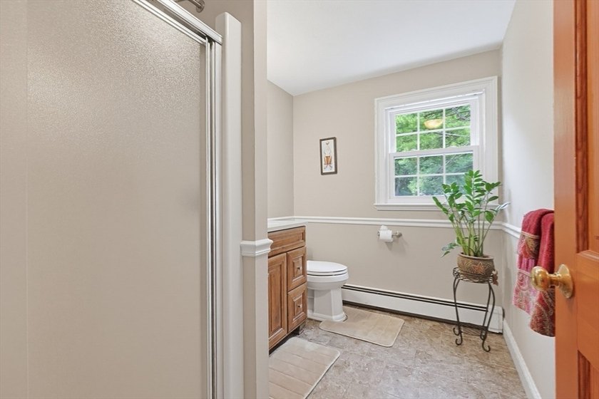 Sun-drenched 4-bed, 2.5 bath, 3-story Raised Cape in a private - photo 19