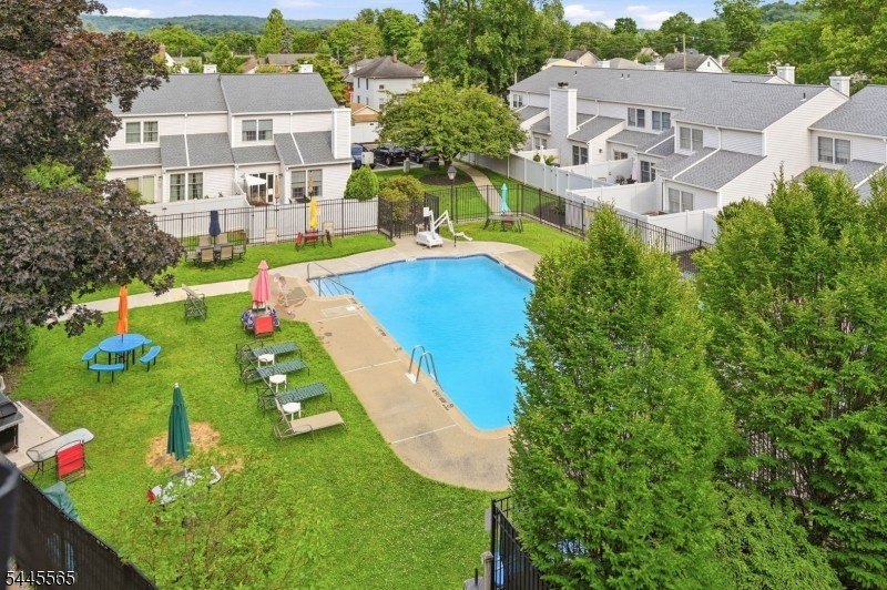 This bright, spacious, 3rd floor 2BR, 1.5 Bath condo in the - photo 20