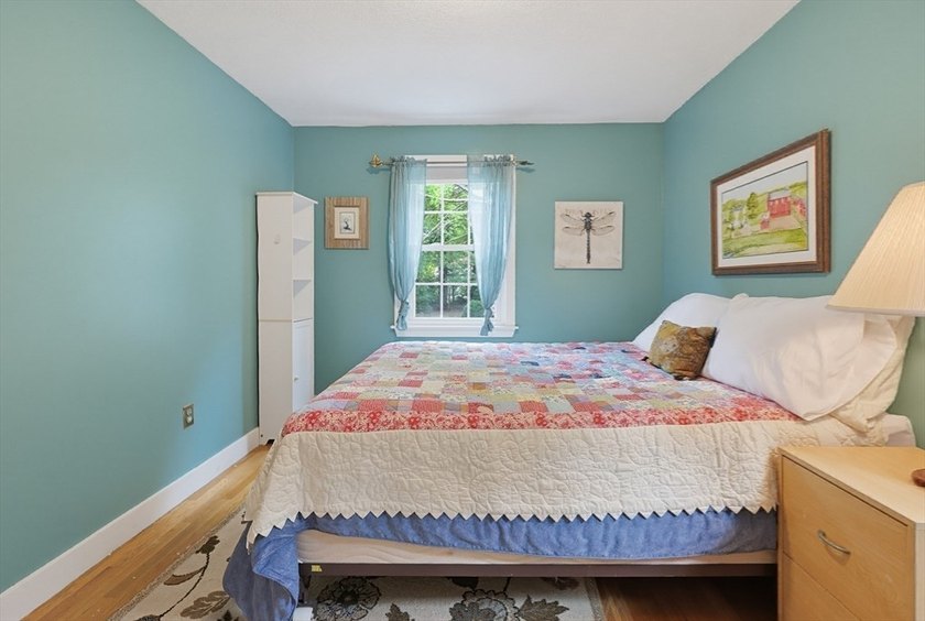 Sun-drenched 4-bed, 2.5 bath, 3-story Raised Cape in a private - photo 21