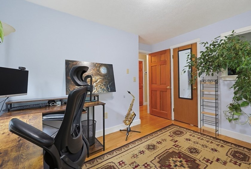 Sun-drenched 4-bed, 2.5 bath, 3-story Raised Cape in a private - photo 25