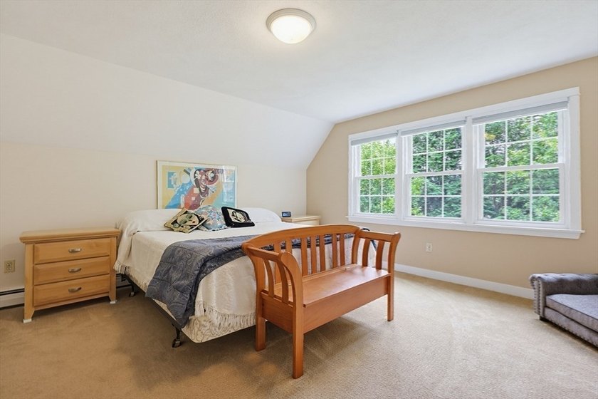 Sun-drenched 4-bed, 2.5 bath, 3-story Raised Cape in a private - photo 28