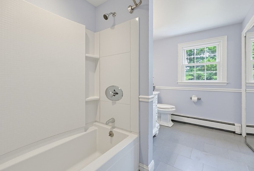 Sun-drenched 4-bed, 2.5 bath, 3-story Raised Cape in a private - photo 31