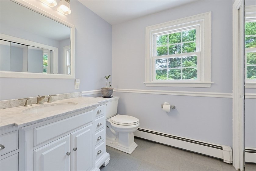 Sun-drenched 4-bed, 2.5 bath, 3-story Raised Cape in a private - photo 32
