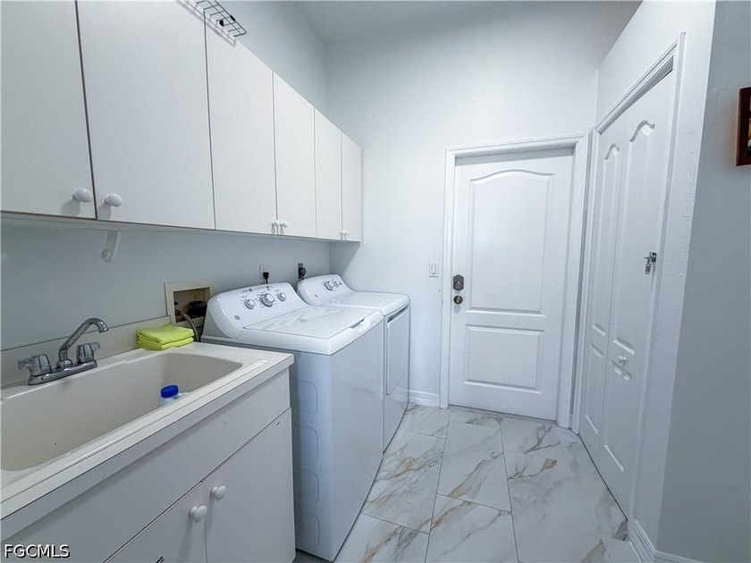 SW Cape Coral GULF ACCESS POOL Home. FULLY REMODELED 2179 sqft,3 - photo 34