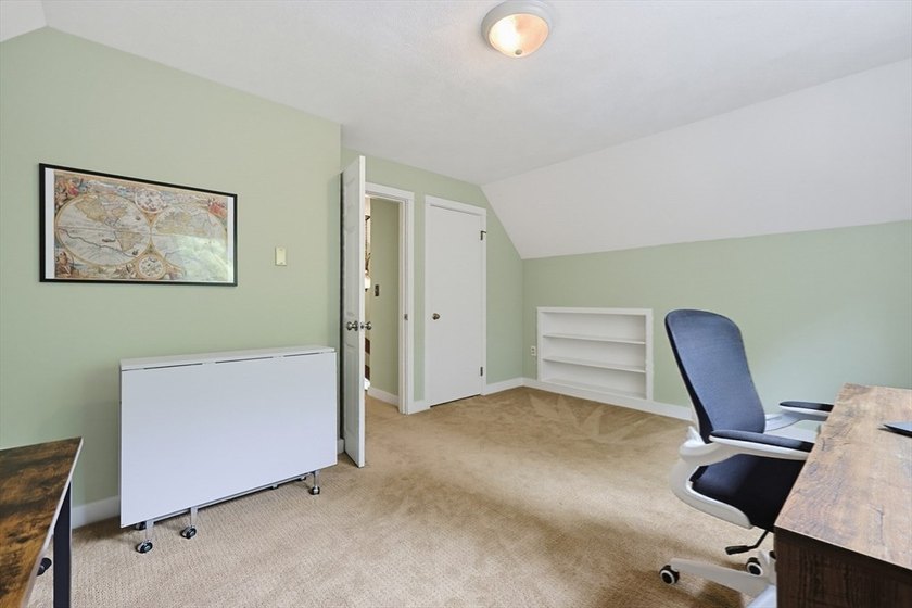 Sun-drenched 4-bed, 2.5 bath, 3-story Raised Cape in a private - photo 34