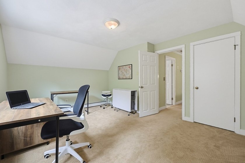 Sun-drenched 4-bed, 2.5 bath, 3-story Raised Cape in a private - photo 35