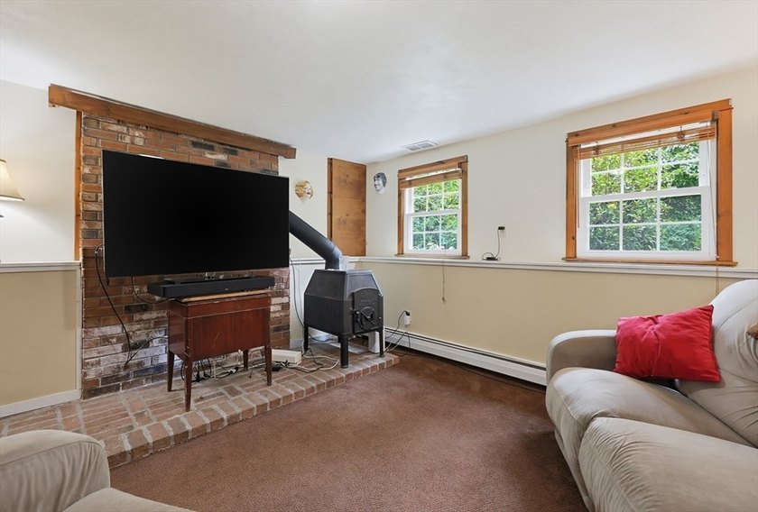 Sun-drenched 4-bed, 2.5 bath, 3-story Raised Cape in a private - photo 36