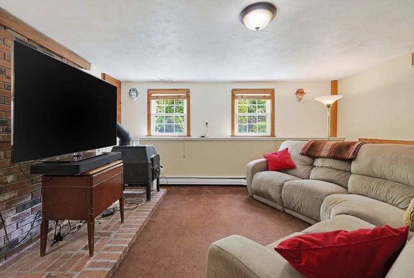 Sun-drenched 4-bed, 2.5 bath, 3-story Raised Cape in a private - photo 38