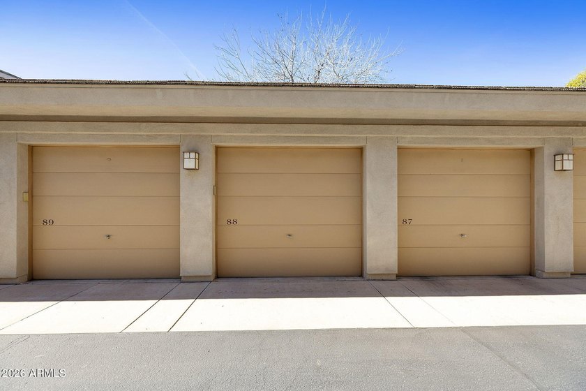 Appreciate a 3rd floor, end unit, overlooking the refreshing - photo 44