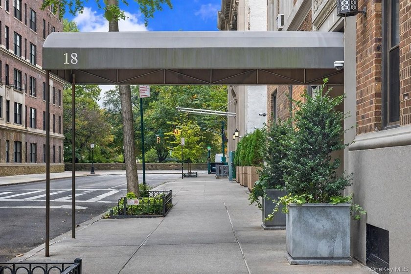 18 West 70 Street Apt 9H | New York, NY 10023 1 Bed 1,5 Baths in - photo 22