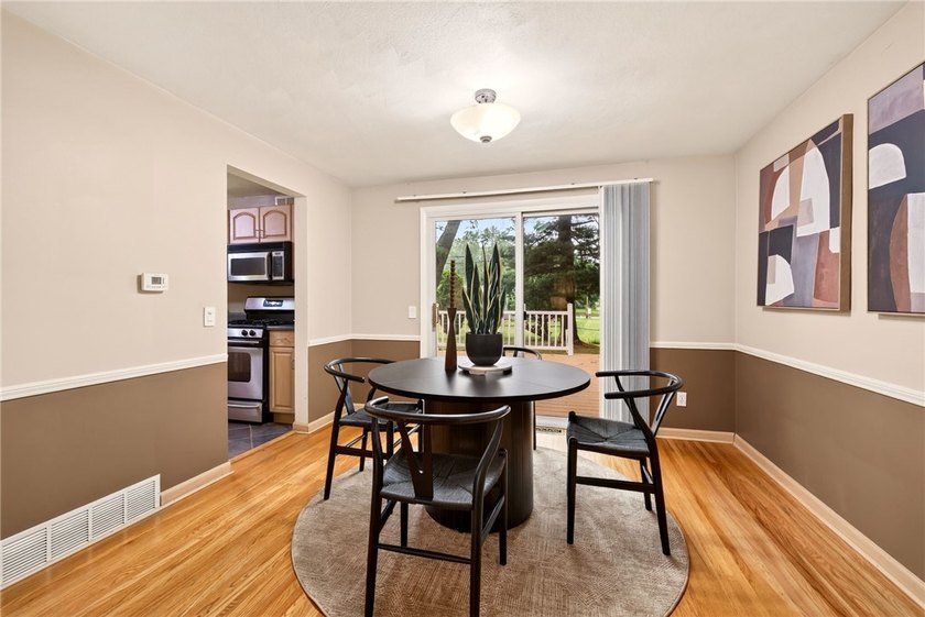 Welcome to 128 Cobblestone Drive! Nestled on a quiet cul-de-sac - photo 7