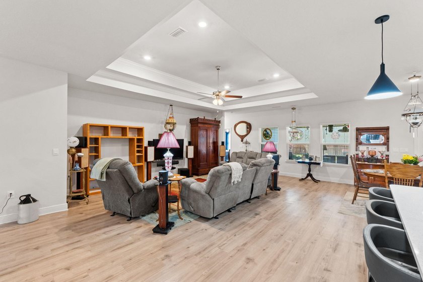 Welcome to this beautifully upgraded and well maintained home - photo 21