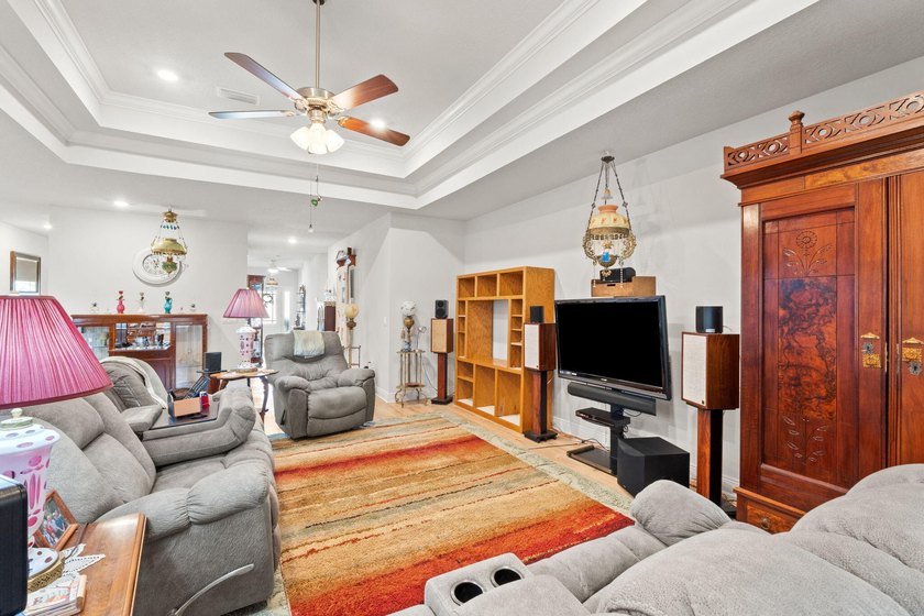Welcome to this beautifully upgraded and well maintained home - photo 23