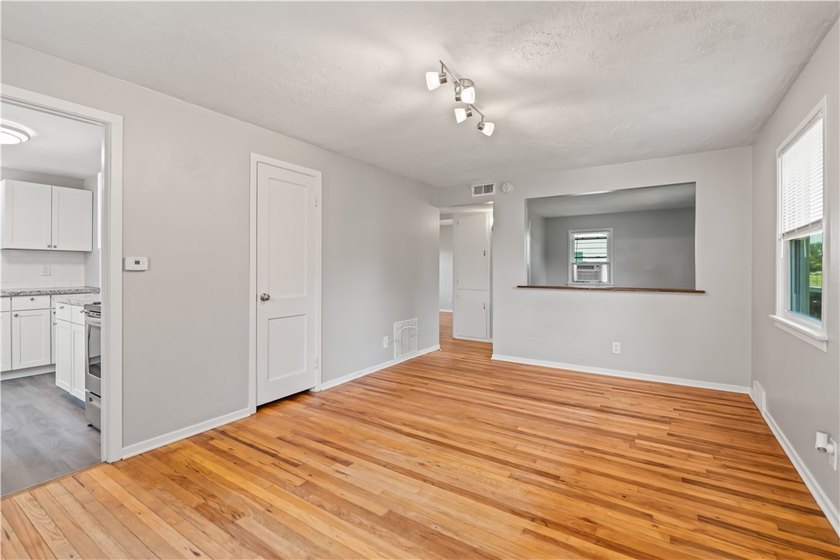 Move right into this beautifully updated 3-bedroom, 1.5-bath - photo 4