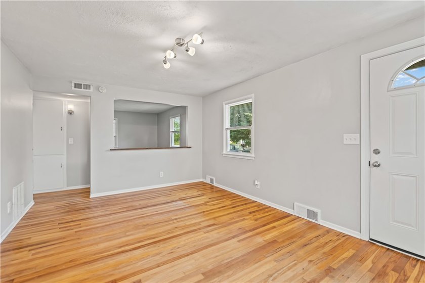 Move right into this beautifully updated 3-bedroom, 1.5-bath - photo 5