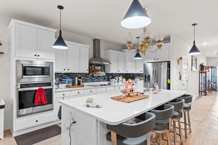 Welcome to this beautifully upgraded and well maintained home - photo 27