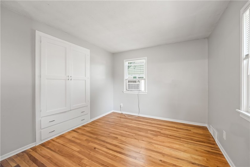 Move right into this beautifully updated 3-bedroom, 1.5-bath - photo 8