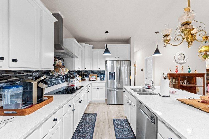 Welcome to this beautifully upgraded and well maintained home - photo 29