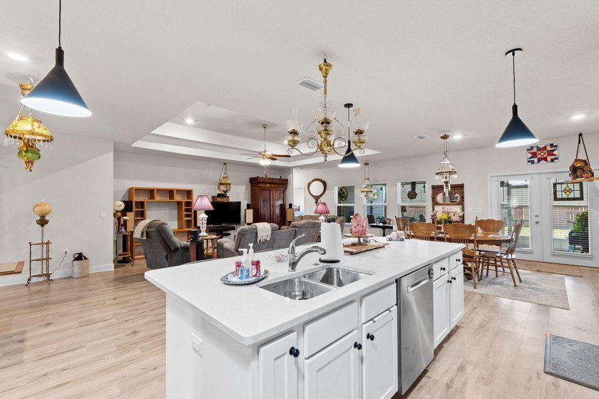 Welcome to this beautifully upgraded and well maintained home - photo 31