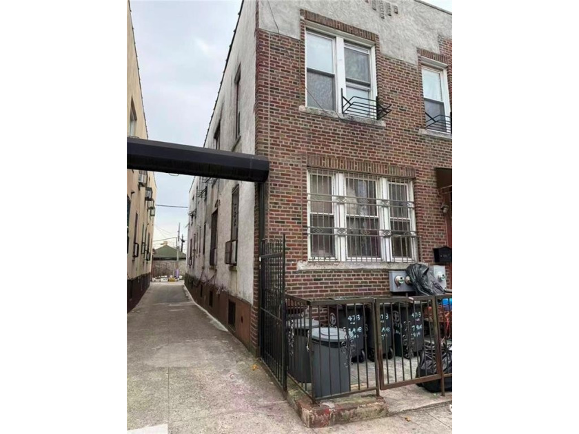 4-Family Semi-Attached house located in the heart of Sunset Park - photo 3